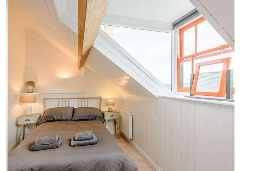 Escapehause - sleeps 9 in the heart of Appledore
