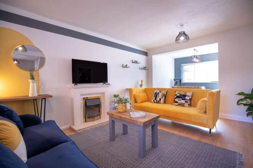 3 bed 3 bath house with parking - Central Ashby