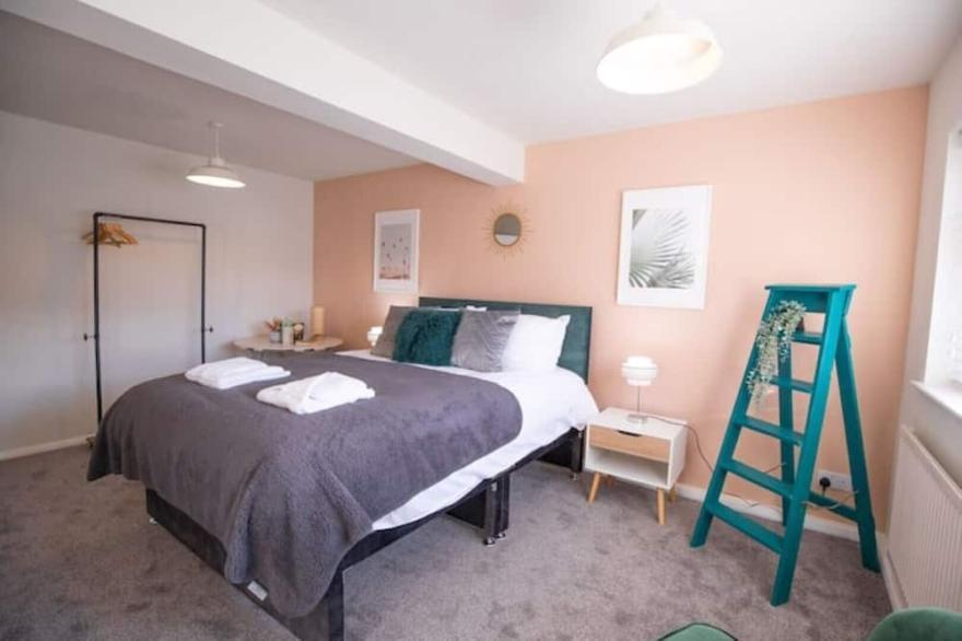 3 bed 3 bath house with parking - Central Ashby