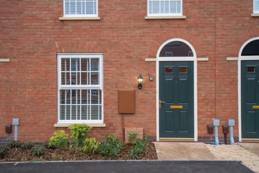 Modern 3 bed house - Wi-Fi and off-road parking