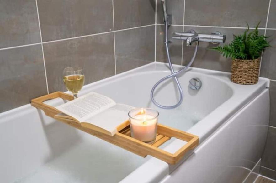 Modern 3 bed house - Wi-Fi and off-road parking