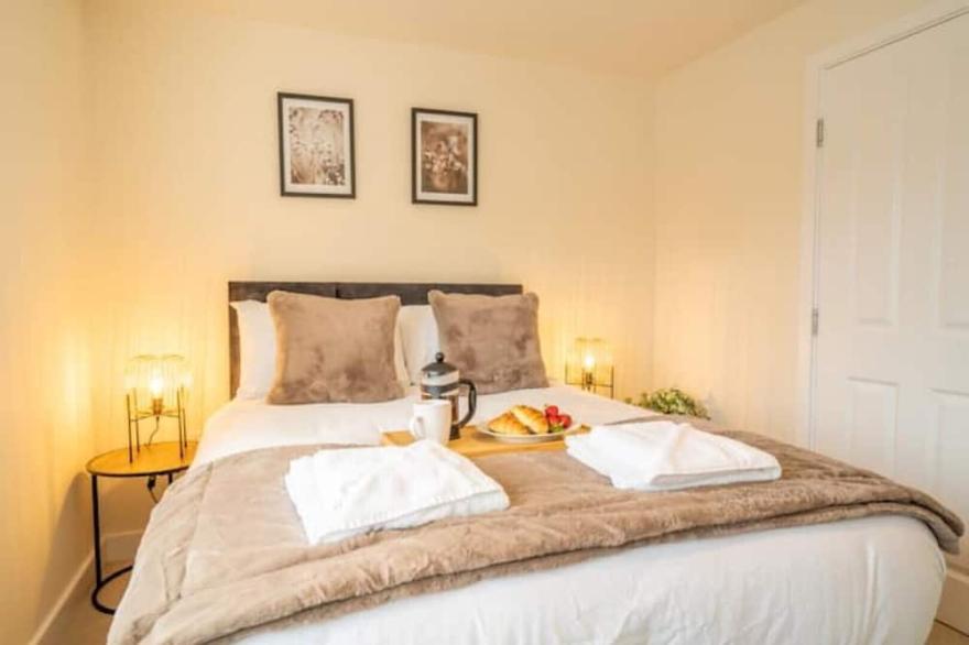 Modern 3 bed house - Wi-Fi and off-road parking