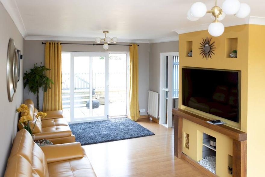 Pass the Keys | Amazing 4 bedroom property- Hot tub & Sea Views