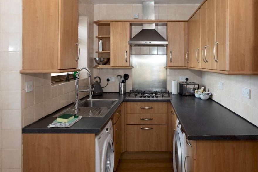 Pass the Keys | Amazing 4 bedroom property- Hot tub & Sea Views