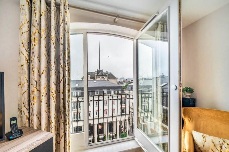 Pass the Keys | Stunning 2BR with Balcony Views in Cathedral Quarter