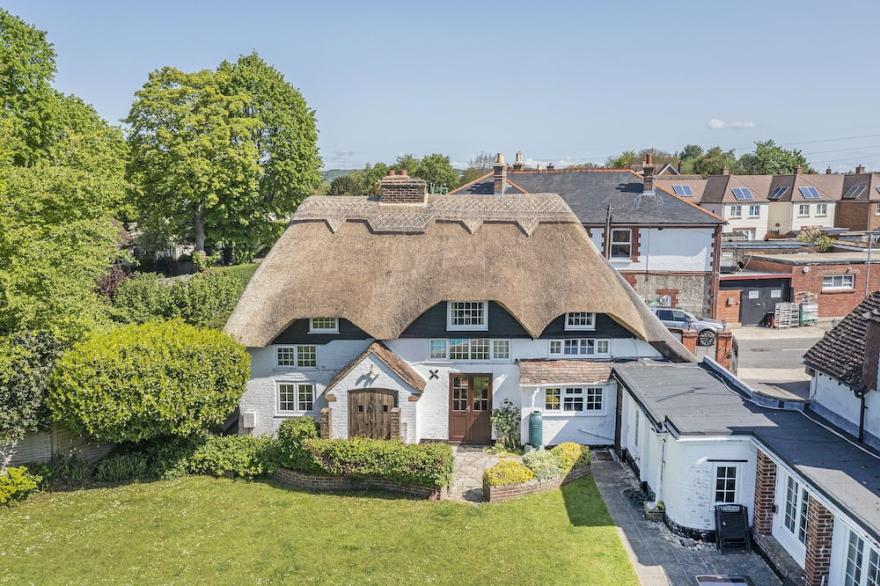 Thatched Cottage, Great for Families & Friends - Dog Friendly!