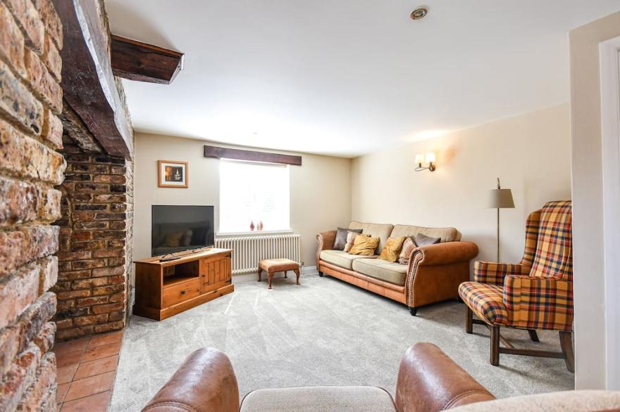 DOVECOTE FARM HOUSE, family friendly, with open fire in Snaith