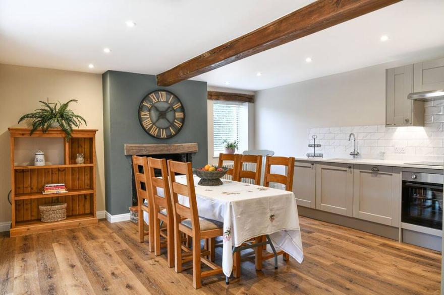 DOVECOTE FARM HOUSE, family friendly, with open fire in Snaith