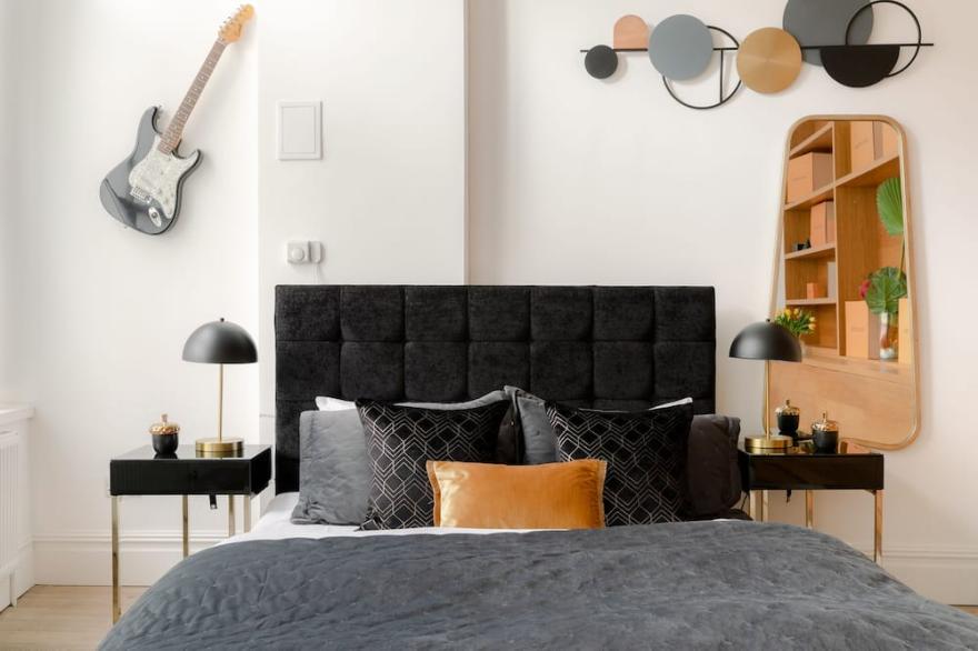 Refurbished! OXFORD STREET PHENOMENAL XXL DESIGN HOUSE IDEAL FOR GROUPS