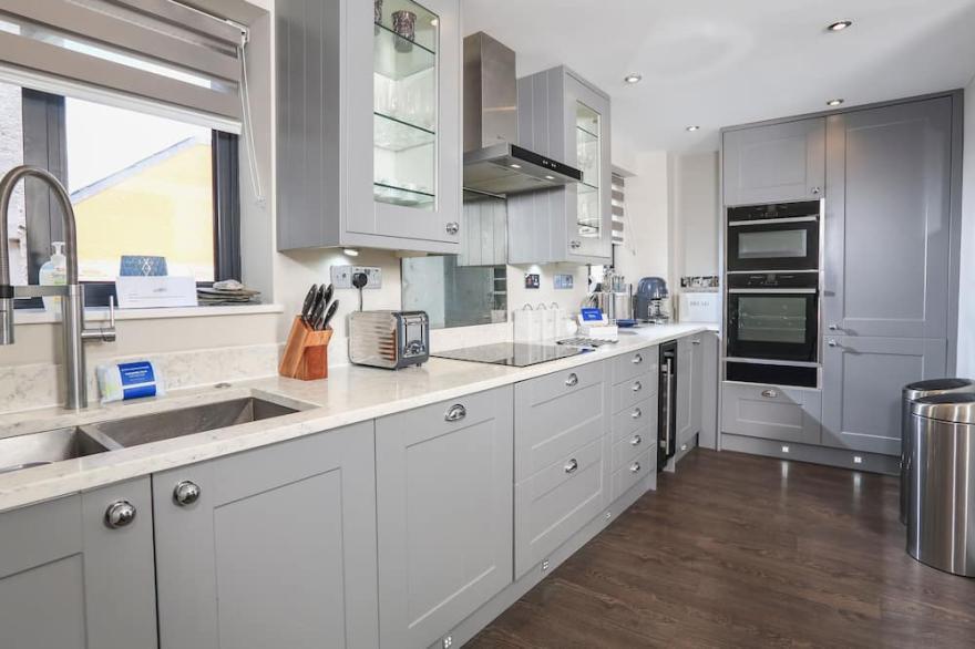 HARBOUR COTTAGE, family friendly in Dartmouth