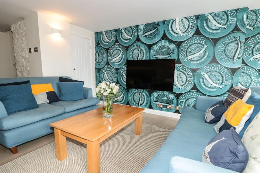 COBALT COTTAGE, pet friendly, character holiday cottage in Dartmouth
