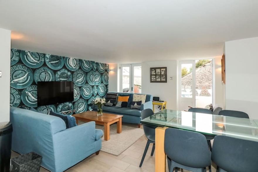 COBALT COTTAGE, pet friendly, character holiday cottage in Dartmouth