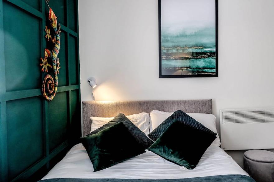 2 Bedroom 2 Bathroom Central Apartment