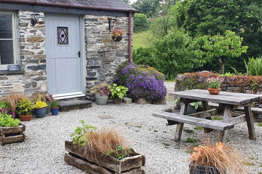 MIMI'S COTTAGE, character holiday cottage, with open fire in St Neot