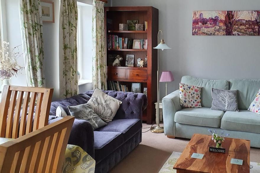 MIMI'S COTTAGE, character holiday cottage, with open fire in St Neot