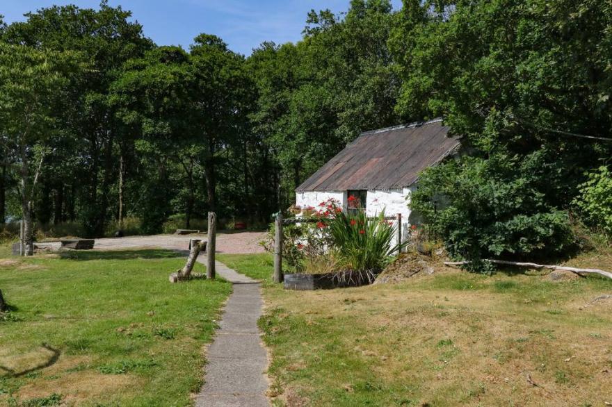 CORRANBUIE, pet friendly, character holiday cottage in Tarbert