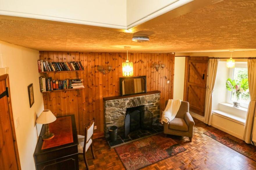 CORRANBUIE, pet friendly, character holiday cottage in Tarbert