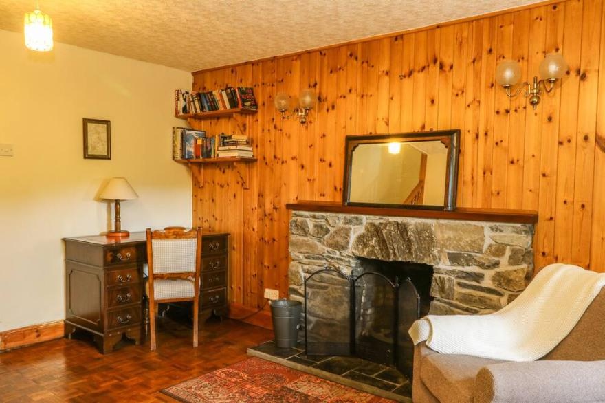 CORRANBUIE, pet friendly, character holiday cottage in Tarbert