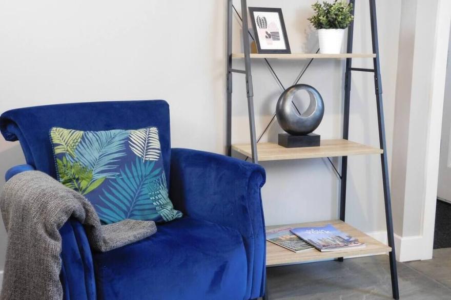 New Refurbished Cosy House nr Station with Netflix