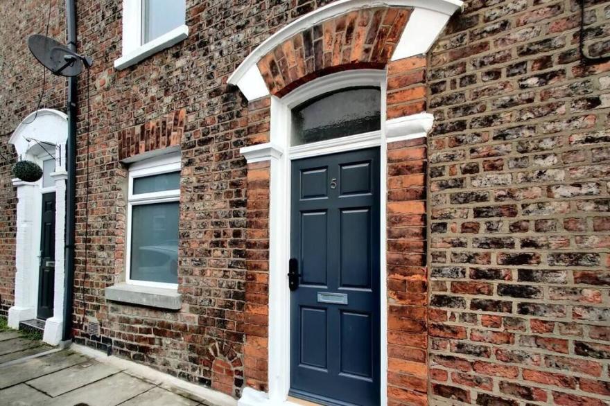 New Refurbished Cosy House nr Station with Netflix