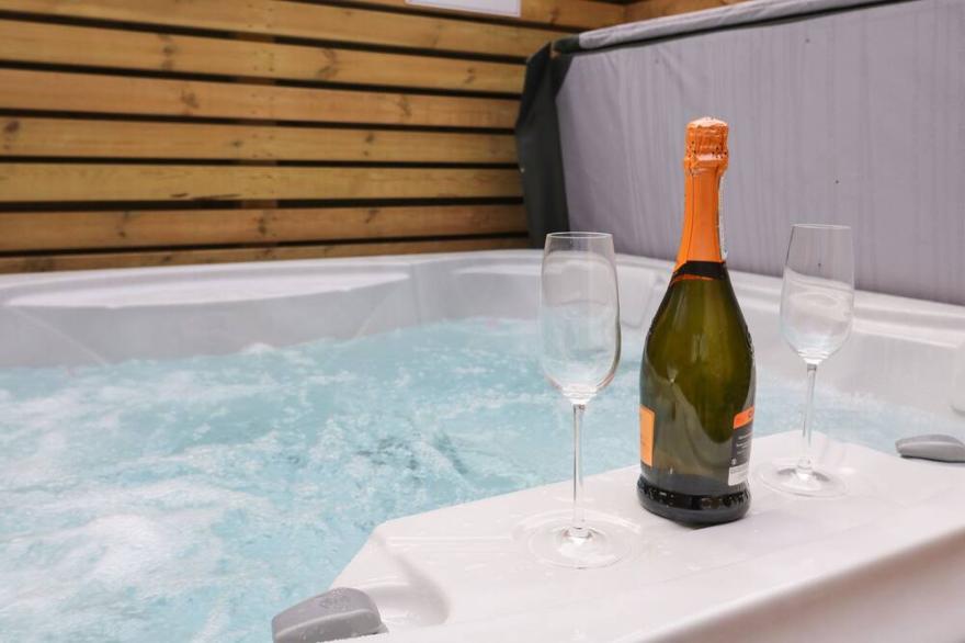 THE WILLOW, with hot tub in Drax, North Yorkshire