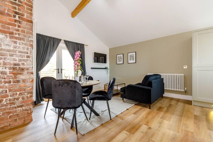 THE WILLOW, with hot tub in Drax, North Yorkshire