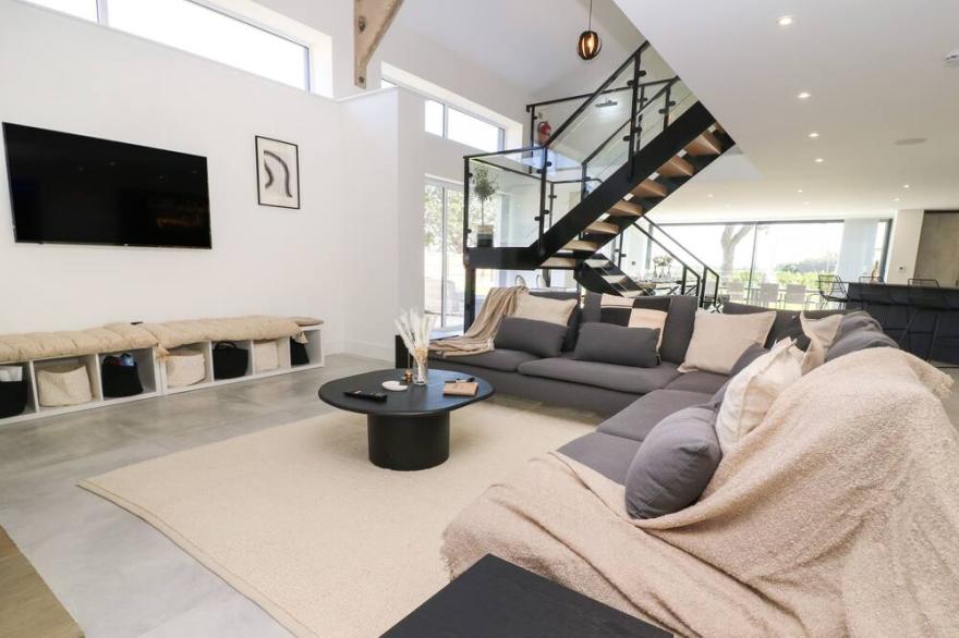 THE GRANARY, family friendly, with hot tub in Drax, North Yorkshire