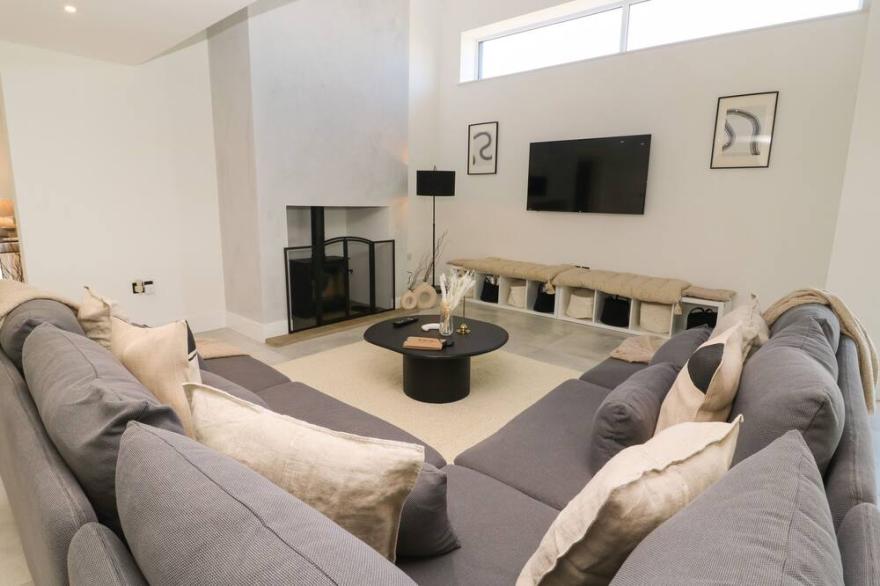 THE GRANARY, family friendly, with hot tub in Drax, North Yorkshire