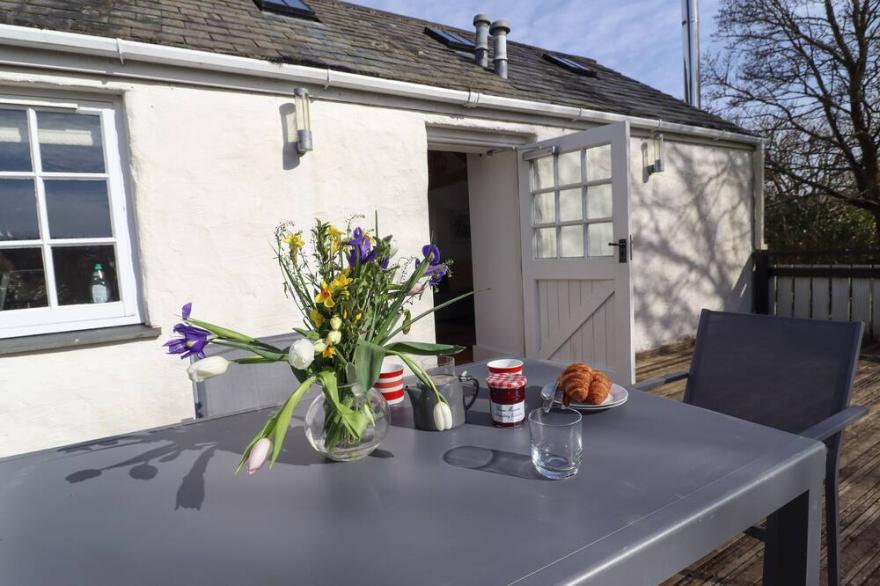 LITTLE CHYGOWLIN, pet friendly, with open fire in Truro