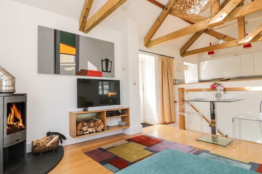LITTLE CHYGOWLIN, pet friendly, with open fire in Truro