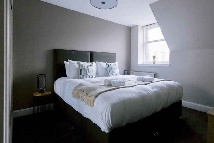 Pass the Keys | Stunning Flat Next to Central Station with Parking