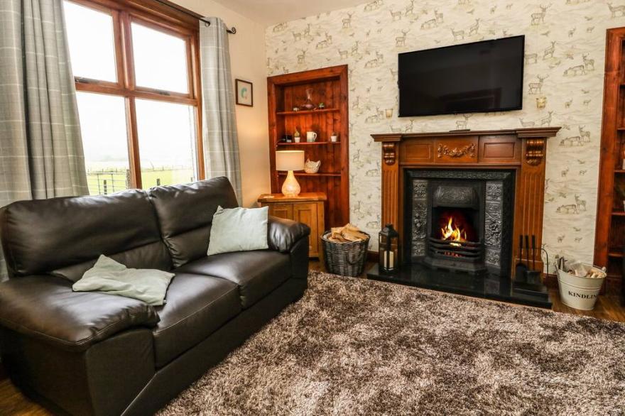 AILSA COTTAGE, pet friendly, with open fire in Fort Augustus