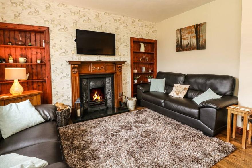 AILSA COTTAGE, pet friendly, with open fire in Fort Augustus