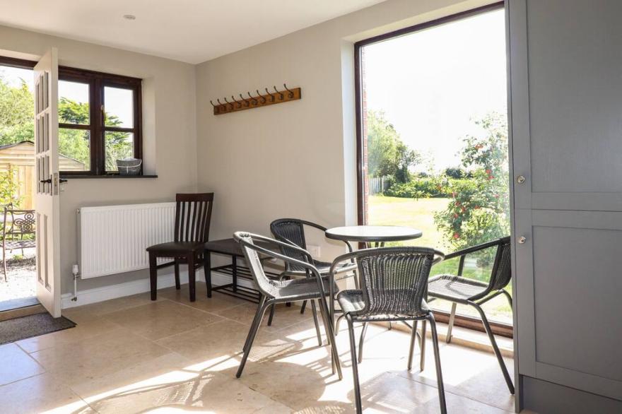 1 STIBB BARNS, family friendly, luxury holiday cottage in Kilkhampton
