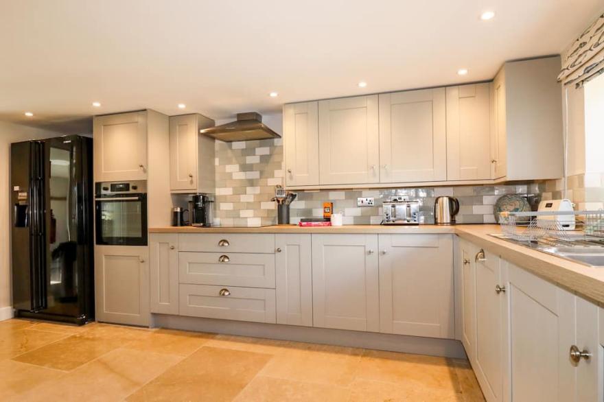 1 STIBB BARNS, family friendly, luxury holiday cottage in Kilkhampton