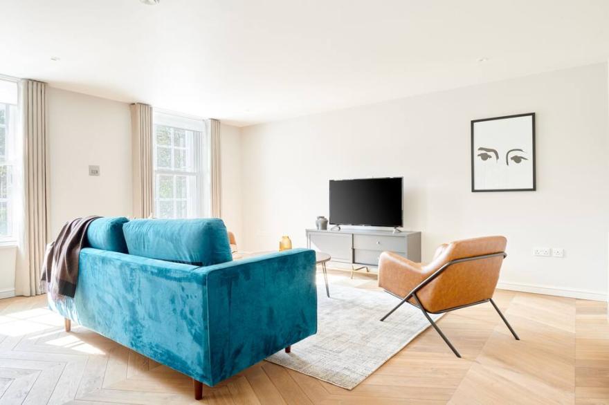 Sonder Sloane Square | Spacious Three-Bedroom Apartment w/ Terrace