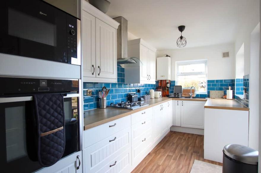 Contemporary Home in Friendly Easton, Free Parking