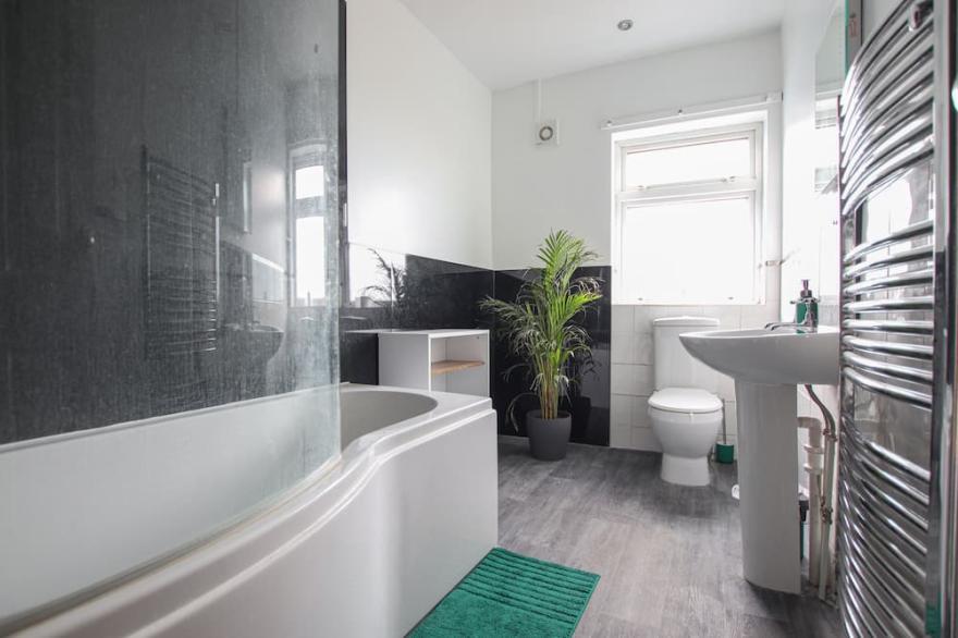 Contemporary Home in Friendly Easton, Free Parking
