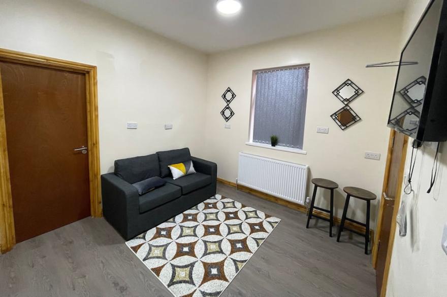 City Road Birmingham Apartment from Oofy, en-suite sleeps 4 - Apt 1