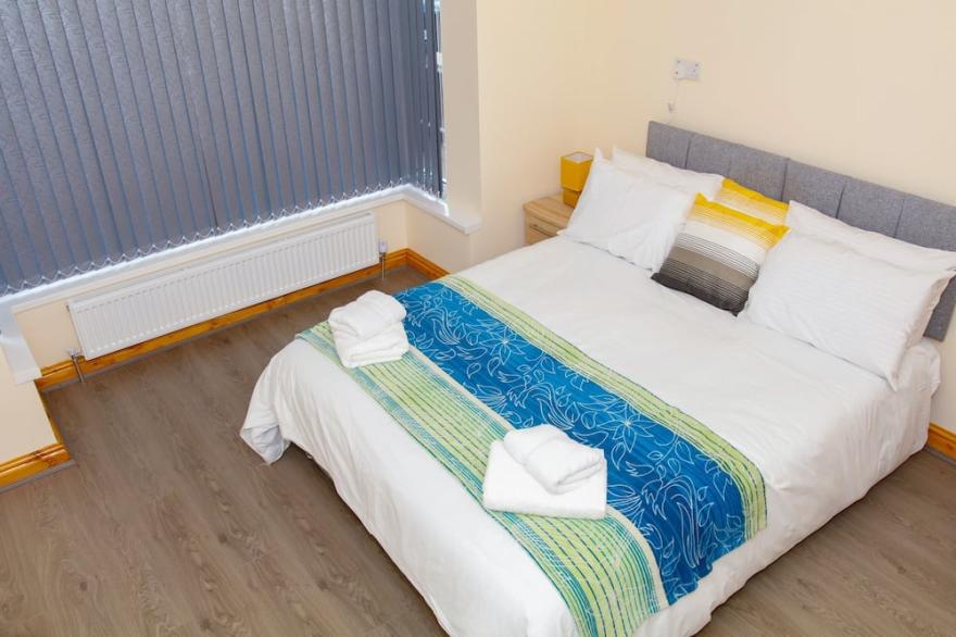 City Road Birmingham Apartment from Oofy, en-suite sleeps 4 - Apt 1