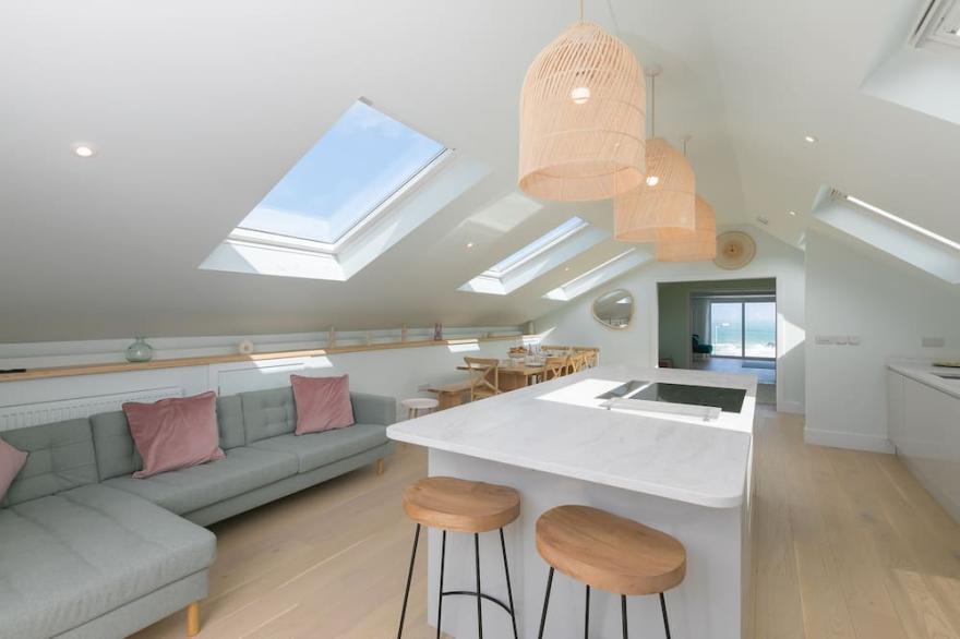 Amazing holiday home with stunning sea views, garden and parking