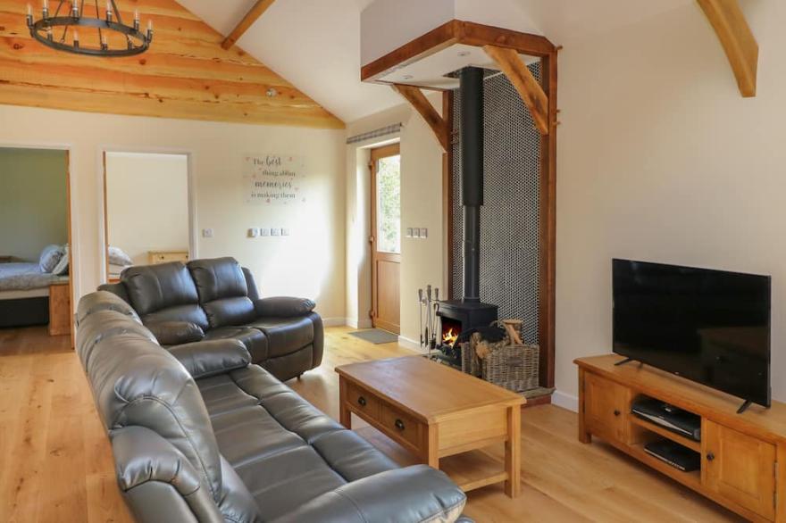 PLOONY HILL CABIN, pet friendly, with hot tub in Knighton