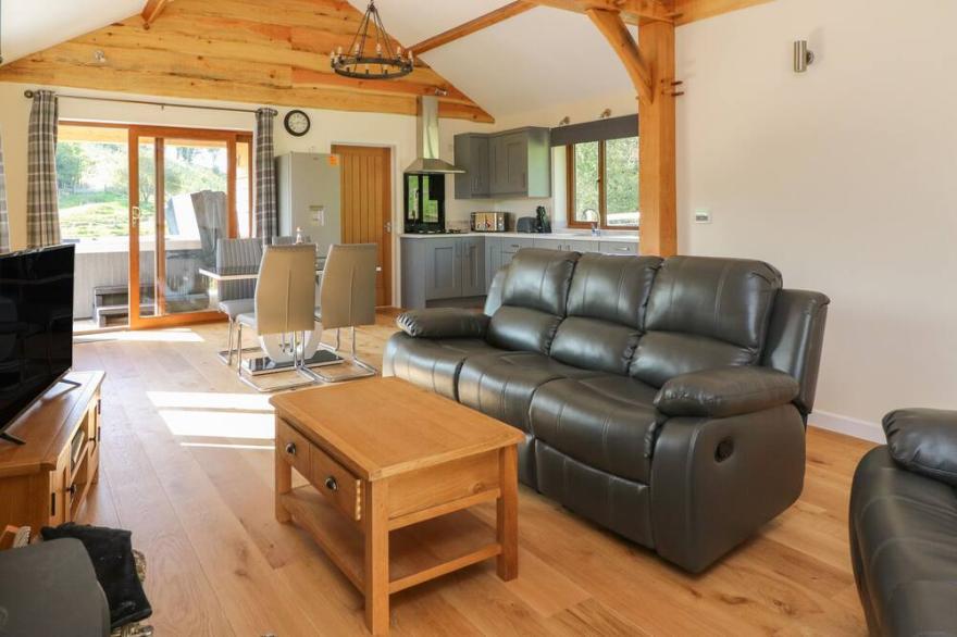 PLOONY HILL CABIN, pet friendly, with hot tub in Knighton