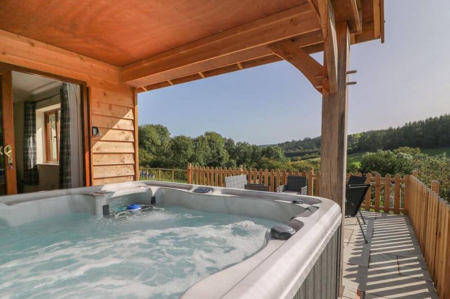 PLOONY HILL CABIN, pet friendly, with hot tub in Knighton