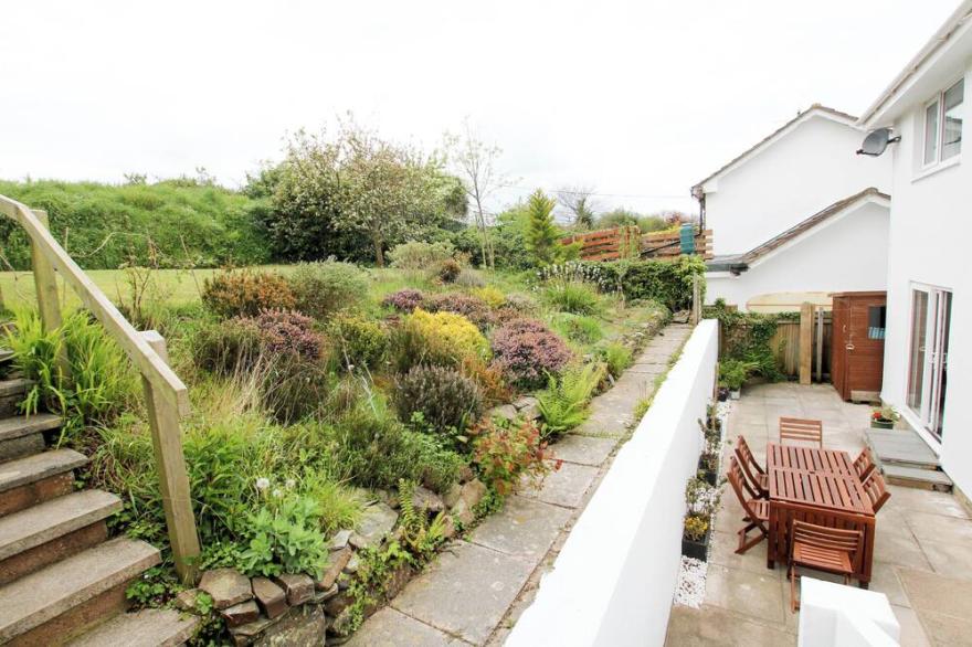Hill Side View - 3 bed | Pet Friendly*