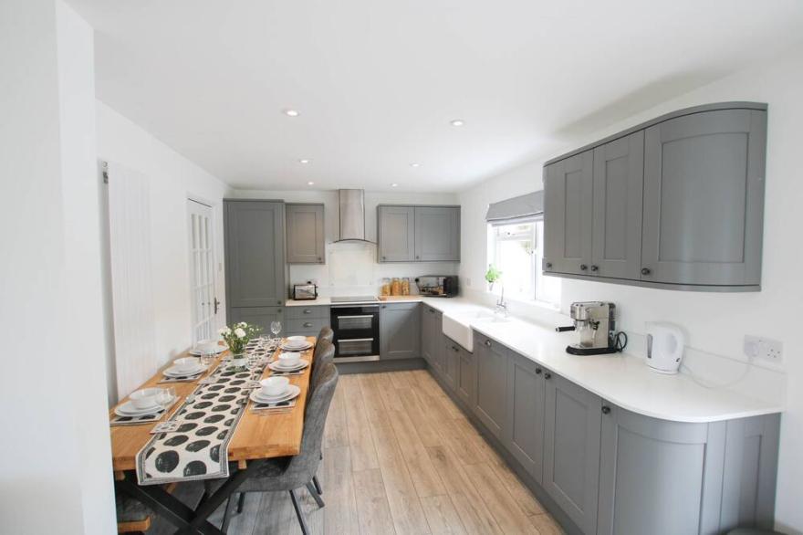 Hill Side View - 3 bed | Pet Friendly*