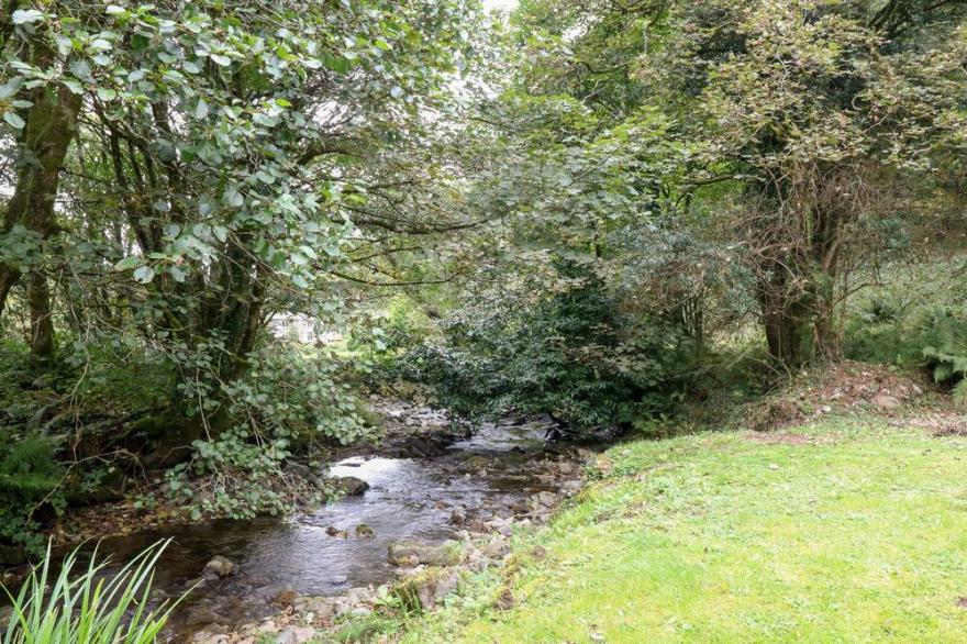 TUCKING RIVER LODGE, pet friendly, with a garden in Lynton