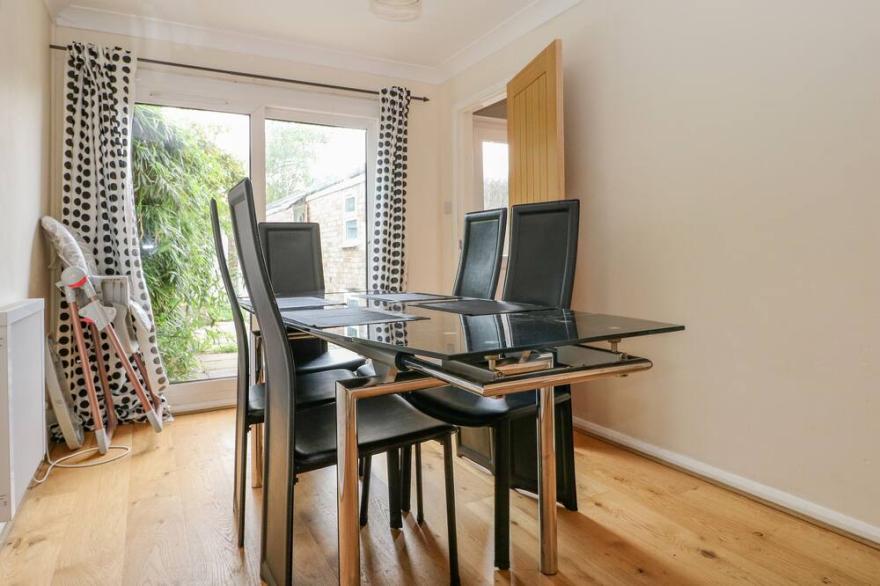 12 PARKERS HILL, pet friendly, character holiday cottage in Thame