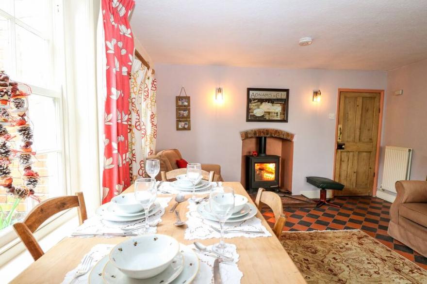 WILLIAM COTTAGE, pet friendly, character holiday cottage in Metfield