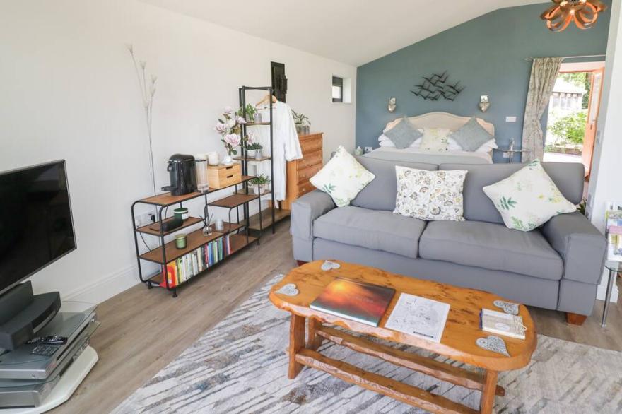 LITTLE MAGNOLIA, romantic, with a garden in Upton Upon Severn